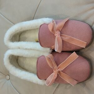 NWOT Ciabatta's Size 9 Women's Slippers. Pink Suede with Shearling lining